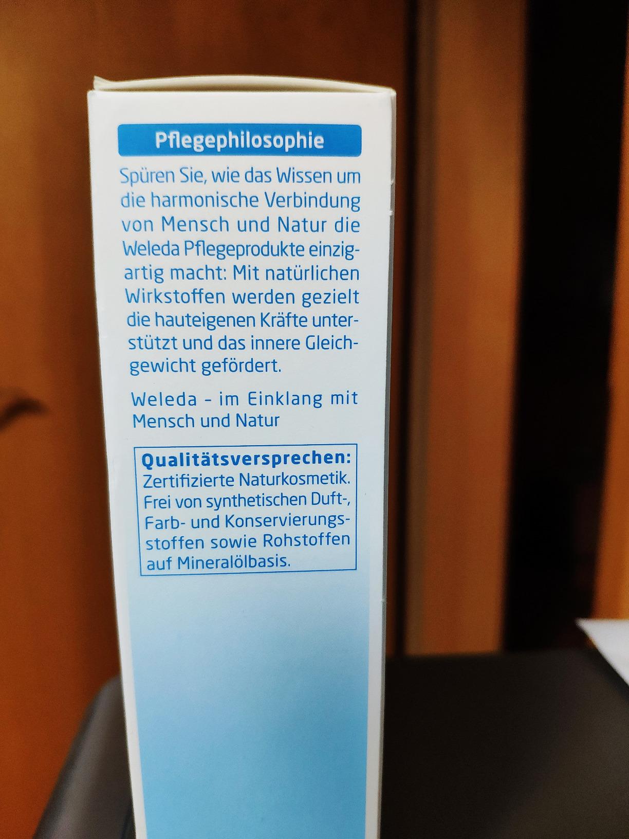Kamm: Ein komisches Wort. Wie wund und frisch der knoblauch... wait no. Ein komisches Wort: Kampfehre? forget it. Fresh in a bottle. Everything streaks off, my cheeks feel like they've just woken up.